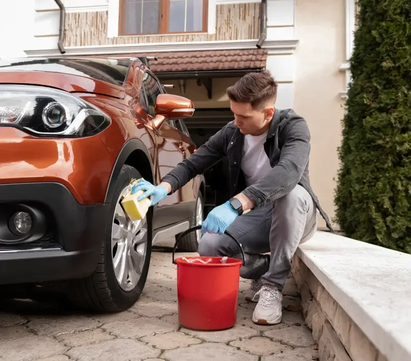 Lavage auto à domicile Saint-Macaire : professionnel intervenant sur un véhicule